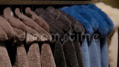 羊毛保<strong>暖冬</strong>衣在零售时装店的衣架上出售。 羊毛外套收藏